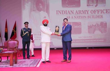 The Governor presenting a memento to the Commandant of the Indian Military Academy, Lieutenant General Nagendra Singh, at the programme on “Indian Military Officers: As Nation Builders” at the Indian Military Academy.