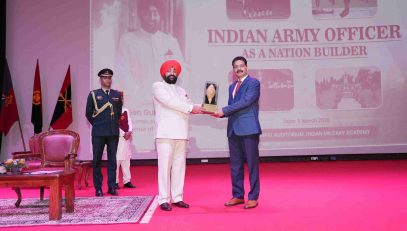 The Governor presenting a memento to the Commandant of the Indian Military Academy, Lieutenant General Nagendra Singh, at the programme on “Indian Military Officers: As Nation Builders” at the Indian Military Academy.