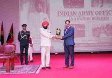 भारतीय सैन्य अकादमी में “भारतीय सैन्य अधिकारीः राष्ट्र निर्माता के रूप में” विषय पर आयोजित कार्यक्रम में भारतीय सैन्य अकादमी के कमांडेंट लेफ्टिनेंट जनरल नगेन्द्र सिंह को स्मृति चिन्ह भेंट करते हुए राज्यपाल।