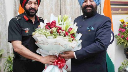 Director General of Border Roads Organisation, Lieutenant General Harpal Singh paying a courtesy call to Governor Lt Gen Gurmit Singh (Retd).