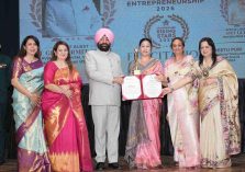 Governor honoring women entrepreneurs who have made outstanding contributions in various fields, on the occasion of the 