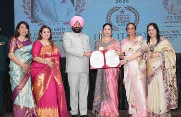 “महिला उद्यमीः उभरते सितारे” सम्मान समारोह के अवसर पर विभिन्न क्षेत्रों में उत्कृष्ट योगदान देने वाली महिला उद्यमियों को सम्मानित करते हुए राज्यपाल एवं प्रथम महिला श्रीमती गुरमीत कौर।