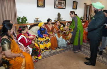 फूलदेई के अवसर पर आयोजित कार्यक्रम में उपहार भेंट करते हुए राज्यपाल एवं प्रथम महिला श्रीमती गुरमीत कौर।