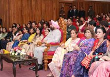 . “महिला उद्यमीः उभरते सितारे” सम्मान समारोह में प्रतिभाग करते हुए राज्यपाल एवं प्रथम महिला श्रीमती गुरमीत कौर।
