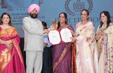 “महिला उद्यमीः उभरते सितारे” सम्मान समारोह के अवसर पर विभिन्न क्षेत्रों में उत्कृष्ट योगदान देने वाली महिला उद्यमियों को सम्मानित करते हुए राज्यपाल एवं प्रथम महिला श्रीमती गुरमीत कौर।