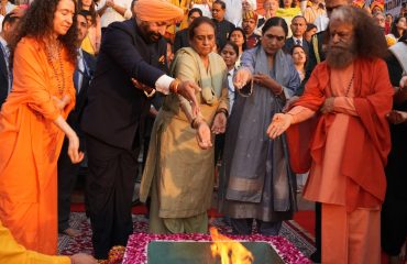 The Governor performing worship rituals on the occasion of the International Yoga Festival-2026 held at Parmarth Niketan, Rishikesh.