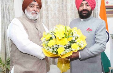 राज्यपाल से शिष्टाचार भेंट करते हुए हेमकुंड साहिब मैनेजमेंट ट्रस्ट के अध्यक्ष श्री नरेंद्रजीत सिंह बिंद्रा।