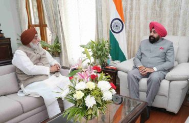 Shri Narendrajit Singh Bindra, President of the Hemkund Sahib Management Trust, paying a courtesy call on the Governor.