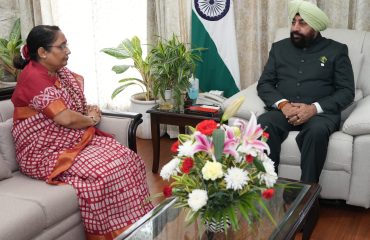 राज्यपाल से शिष्टाचार भेंट करती हुईं श्रीमती ऋतु खंडूड़ी भूषण।