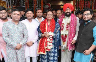 Governor and First Lady Smt. Gurmeet Kaur with members of the temple committee at Maa Daat Kali temple in Dehradun.