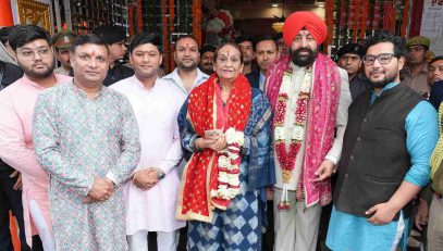 Governor and First Lady Smt. Gurmeet Kaur with members of the temple committee at Maa Daat Kali temple in Dehradun.