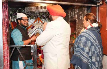देहरादून स्थित माँ डाट काली मंदिर में पूजा-अर्चना करते हुए राज्यपाल एवं प्रथम महिला श्रीमती गुरमीत कौर।