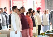 लोक भवन में आयोजित शपथ ग्रहण समारोह में उपस्थित गणमान्य लोग।