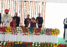राज्यपाल ने विधायक श्री खजान दास, श्री मदन कौशिक, श्री भरत सिंह चौधरी, श्री प्रदीप बत्रा एवं श्री राम सिंह कैड़ा को मंत्री पद की शपथ दिलाई।