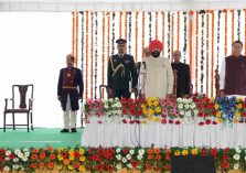 लोक भवन में आयोजित शपथ ग्रहण समारोह में प्रतिभाग करते हुए मुख्यमंत्री श्री पुष्कर सिंह धामी।