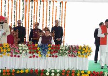 लोक भवन में आयोजित शपथ ग्रहण समारोह में उत्तराखण्ड सरकार के मंत्रिपरिषद के नवनियुक्त मंत्रियों को पद एवं गोपनीयता की शपथ दिलाते हुए राज्यपाल।