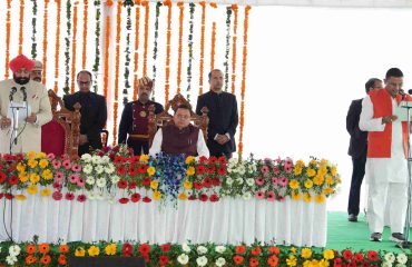 लोक भवन में आयोजित शपथ ग्रहण समारोह में उत्तराखण्ड सरकार के मंत्रिपरिषद के नवनियुक्त मंत्रियों को पद एवं गोपनीयता की शपथ दिलाते हुए राज्यपाल।