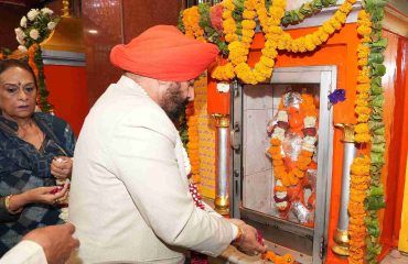 Governor and First Lady Mrs. Gurmeet Kaur offering prayers at Maa Daat Kali temple in Dehradun.