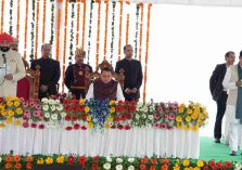 शपथ ग्रहण समारोह में उत्तराखण्ड सरकार के मंत्रिपरिषद के नवनियुक्त मंत्रियों को पद एवं गोपनीयता की शपथ दिलाते हुए राज्यपाल।