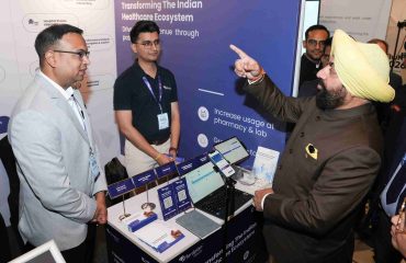 द्वितीय हिमालयन हेल्थकेयर इनोवेशन समिट-2026 में लगी प्रदर्शनी का अवलोकन करते हुए राज्यपाल।