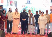 Governor interacting with people at the “Ek Pahadi Aisa Bhi” Awards program.