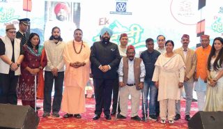 Governor interacting with people at the “Ek Pahadi Aisa Bhi” Awards program.