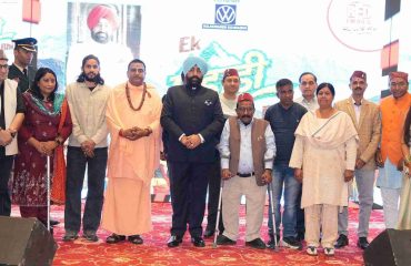 Governor interacting with people at the “Ek Pahadi Aisa Bhi” Awards program.