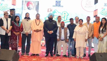 Governor interacting with people at the “Ek Pahadi Aisa Bhi” Awards program.