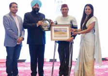 Governor honoring award winners at the “Ek Pahadi Aisa Bhi” Awards program.