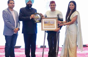 Governor honoring award winners at the “Ek Pahadi Aisa Bhi” Awards program.