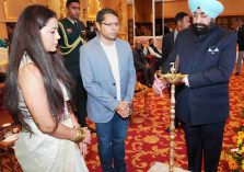 नंदा की चौकी, देहरादून में 93.5 रेड एफएम द्वारा आयोजित “एक पहाड़ी ऐसा भी” अवार्ड्स कार्यक्रम का शुभारंभ करते हुए राज्यपाल।