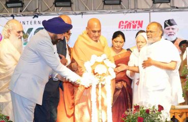 ऋषिकेश में आयोजित अन्तर्राष्ट्रीय योग महोत्सव-2026 के समापन कार्यक्रम का दीप प्रज्वलित कर शुभारंभ करते हुए राज्यपाल।