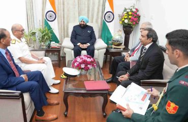 लोक भवन में समुद्री एवं सामरिक क्षेत्र से जुड़े विशेषज्ञों से वार्तालाप करते हुए राज्यपाल।
