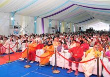 ऋषिकेश में आयोजित अन्तर्राष्ट्रीय योग महोत्सव-2026 के समापन कार्यक्रम के अवसर पर उपस्थित गणमान्य लोग।