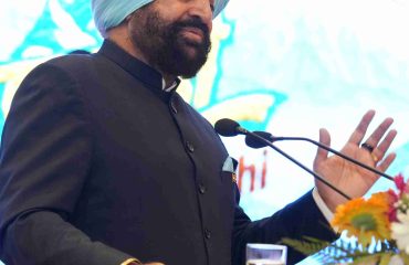 “एक पहाड़ी ऐसा भी” अवार्ड्स कार्यक्रम को संबोधित करते हुए राज्यपाल।