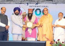 ऋषिकेश में आयोजित अन्तर्राष्ट्रीय योग महोत्सव-2026 के समापन कार्यक्रम में उत्कृष्ट कार्य करने वाले योगाचार्यों को सम्मानित करते हुए राज्यपाल।