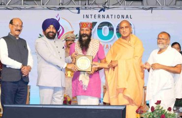 ऋषिकेश में आयोजित अन्तर्राष्ट्रीय योग महोत्सव-2026 के समापन कार्यक्रम में उत्कृष्ट कार्य करने वाले योगाचार्यों को सम्मानित करते हुए राज्यपाल।