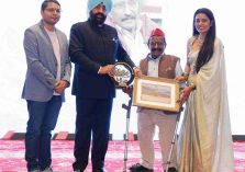 Governor honoring award winners at the “Ek Pahadi Aisa Bhi”