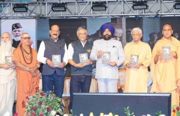 07 (1)ऋषिकेश में आयोजित अन्तर्राष्ट्रीय योग महोत्सव-2026 के समापन कार्यक्रम के अवसर पर पुस्तक का विमोचन करते हुए राज्यपाल।