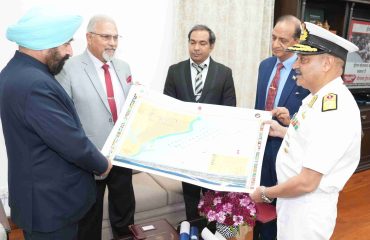 The Governor interacting with experts from the maritime and strategic sectors.