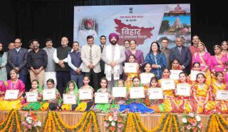 The Governor with the attendees at the program