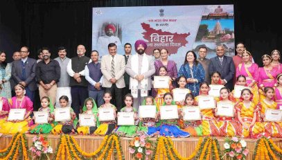 The Governor with the attendees at the program