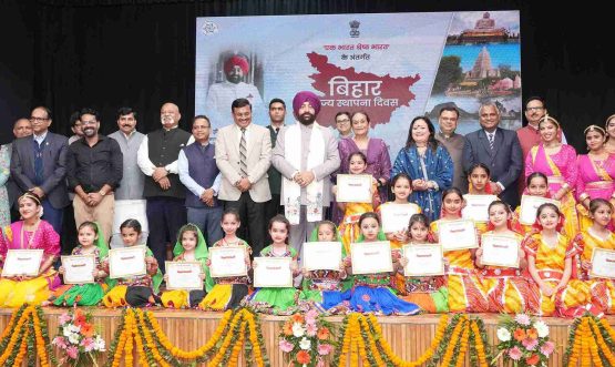 The Governor with the attendees at the program