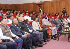 लोक भवन में बिहार दिवस के उपलक्ष्य में आयोजित कार्यक्रम में प्रतिभाग करते हुए राज्यपाल।