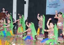 लोक भवन में बिहार दिवस के उपलक्ष्य में आयोजित कार्यक्रम में लोक नृत्य की मनमोहक प्रस्तुतियां देती हुईं नन्हीं बालिकाएं।