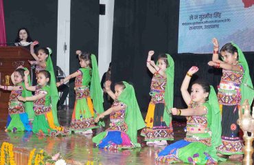 लोक भवन में बिहार दिवस के उपलक्ष्य में आयोजित कार्यक्रम में लोक नृत्य की मनमोहक प्रस्तुतियां देती हुईं नन्हीं बालिकाएं।