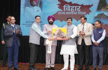 Office bearers of the Bihari Mahasabha presenting a photo frame to the Governor