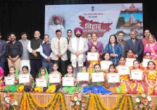 लोक भवन में बिहार दिवस के उपलक्ष्य में आयोजित कार्यक्रम में उपस्थित लोगों के साथ राज्यपाल।