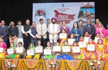 लोक भवन में बिहार दिवस के उपलक्ष्य में आयोजित कार्यक्रम में उपस्थित लोगों के साथ राज्यपाल।