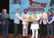 लोक भवन में बिहार दिवस के उपलक्ष्य में आयोजित कार्यक्रम में राज्यपाल को फोटो फ्रेम भेंट करते हुए बिहारी महासभा के अधिकारीगण।